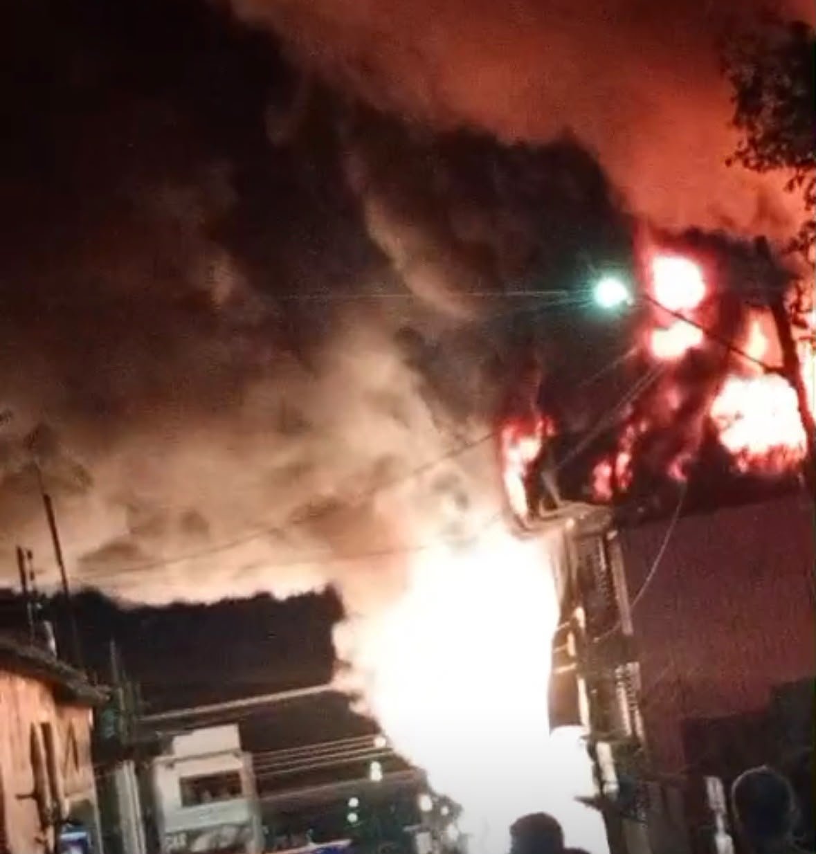 Incêndio de grandes proporções atinge loja de materiais de construção no Monte das Oliveiras