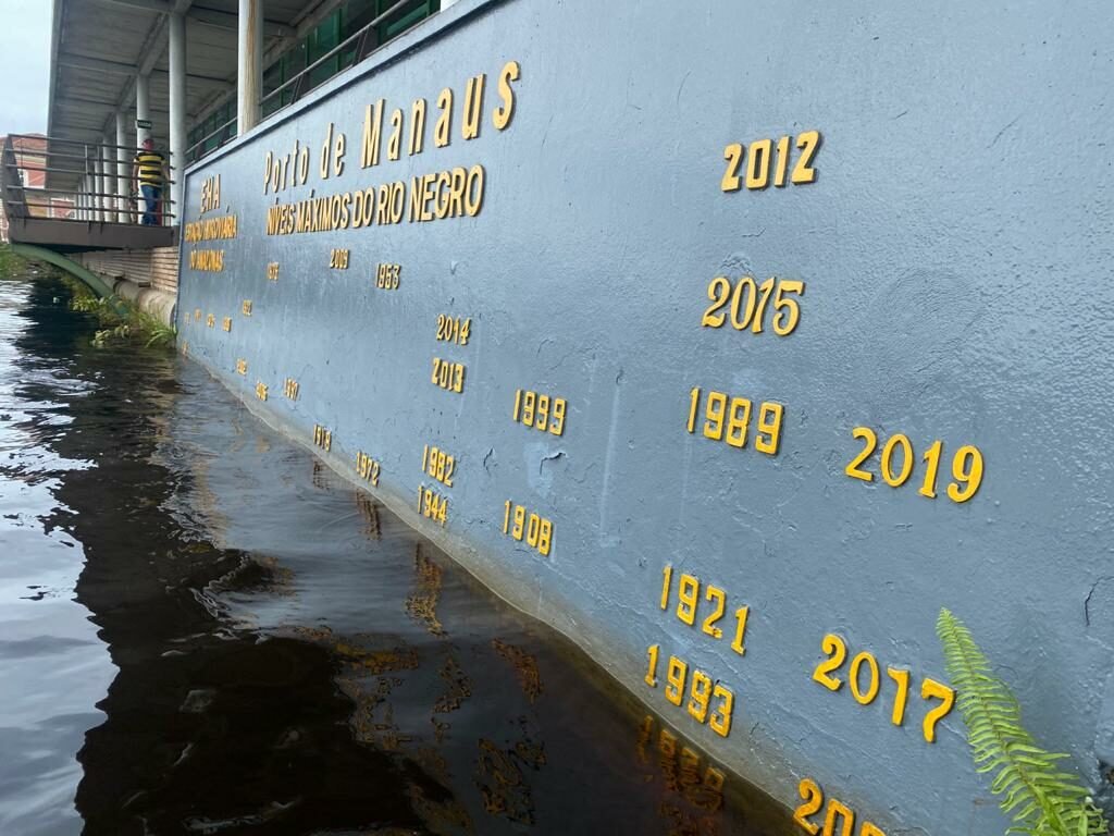Rio Negro desce todos os dias em agosto e setembro deve definir o tamanho da seca em Manaus