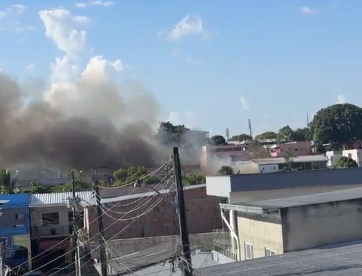 Incêndio em área de vegetação assusta moradores no bairro Ouro Verde