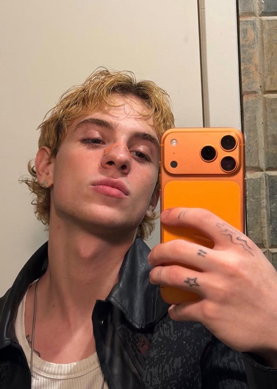 Juliano Floss curte viagem com morena misteriosa após término com Marina Sena