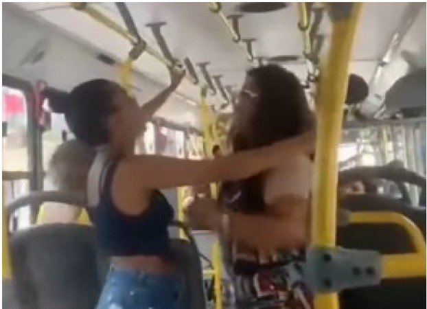 Passageiras saem no tapa dentro de coletivo após bate-boca sobre gases