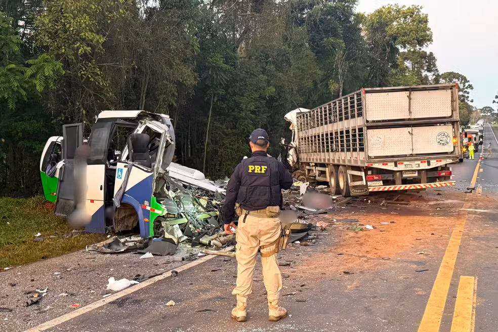 Ônibus que levava pacientes para hospitais se envolve em acidente e 22 morrem no PR