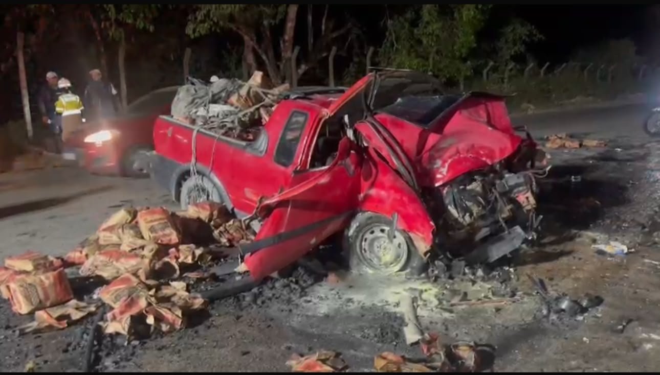 Carro atinge carreta de carvão e deixa três pessoas da mesma família feridas