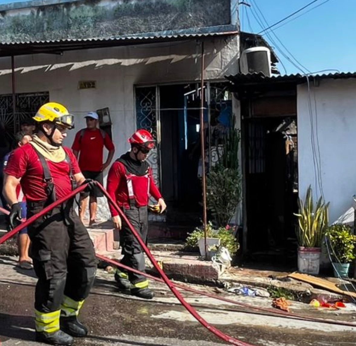 Morador percebe chamas durante o almoço e casa pega fogo no Coroado