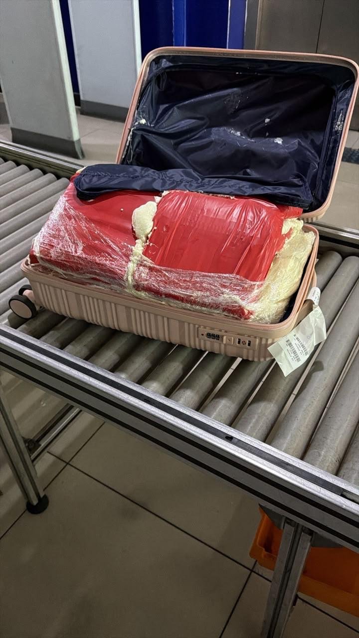 Passageiras abandonam documentos e malas com 47 kg de skunk no Aeroporto de Manaus