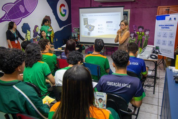 Da dobradura à urna de treinamento: TRE-AM leva educação eleitoral a 400 pessoas em dois dias