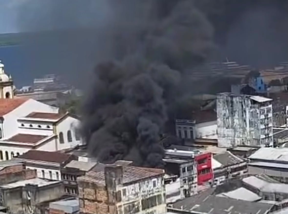 Incêndio de grandes proporções atinge loja no Centro de Manaus; vídeo