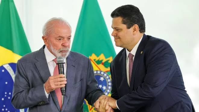 Fim da escala 6x1 pode ficar para depois das urnas: Lula e Alcolumbre discutem adiamento