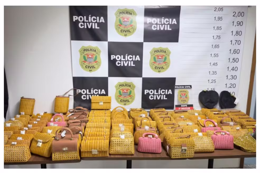Bolsas de marca usada por Anitta são encontradas em casa de mulher após roubo de carga em SP