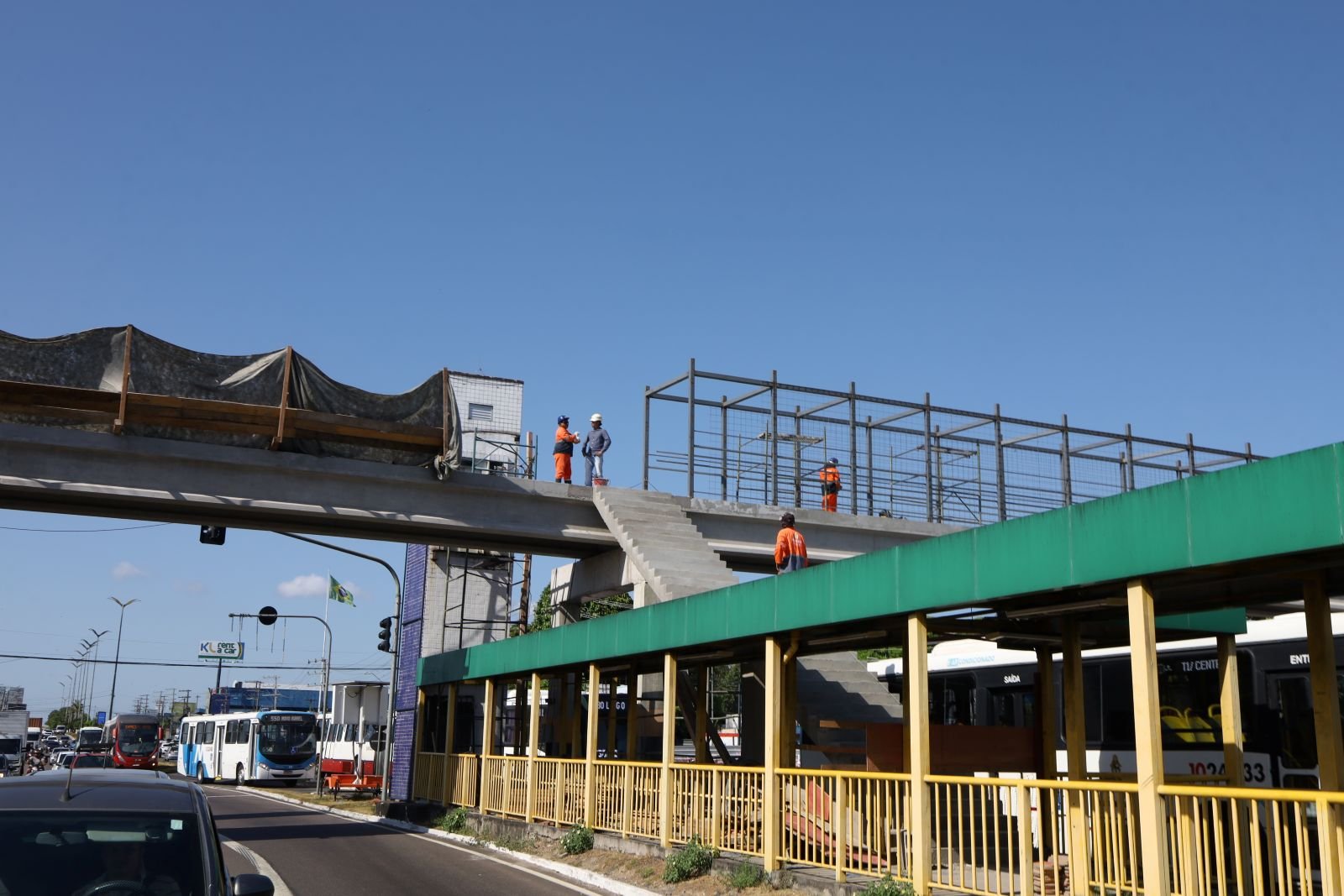 Reconstrução da passarela Santos Dumont atinge 70% na avenida Torquato Tapajós