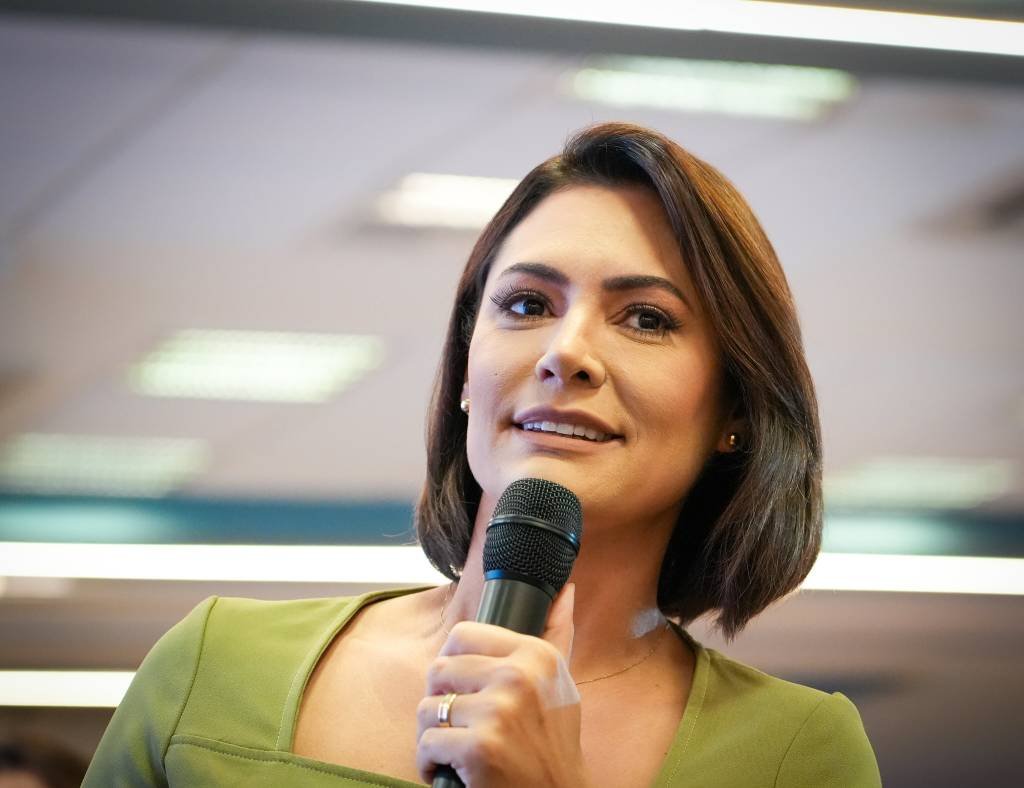 Michelle Bolsonaro promete defender presos do 8 de Janeiro durante campanha no DF