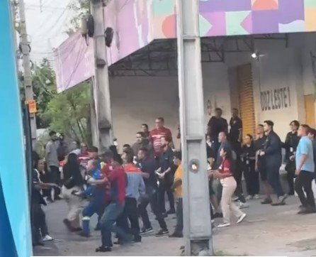 Vídeo: Motoristas do Transporte Especial se envolvem em pancadaria generalizada durante greve