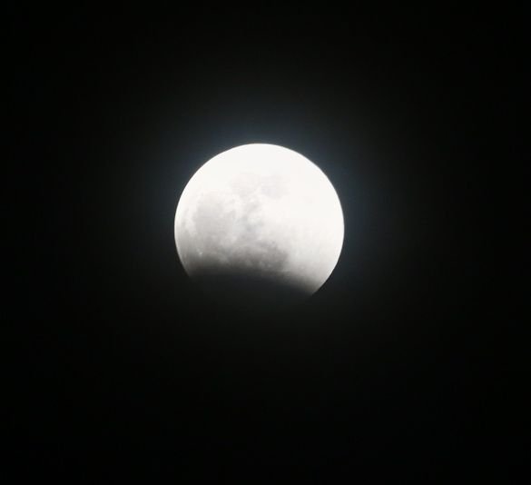 Eclipse lunar já começou no Amazonas e atinge o ápice à 0h13 desta sexta-feira
