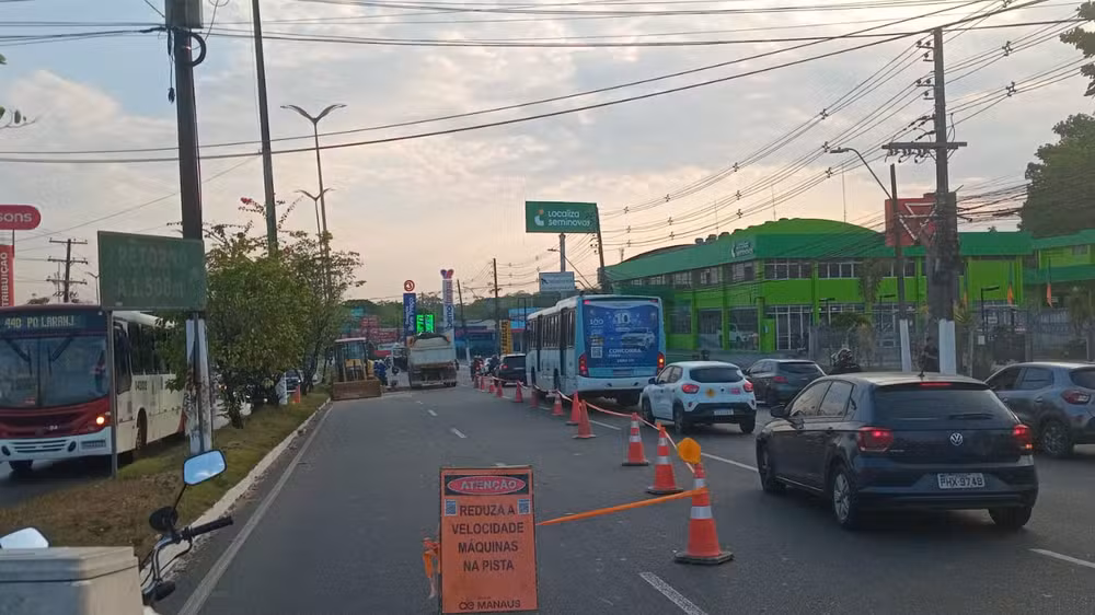 Vazamento em tubulação da Águas de Manaus deixa bairros desabastecidos e trânsito caótico