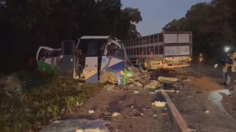PRF aponta que carreta invadiu pista e provocou acidente que matou 23 pessoas no PR