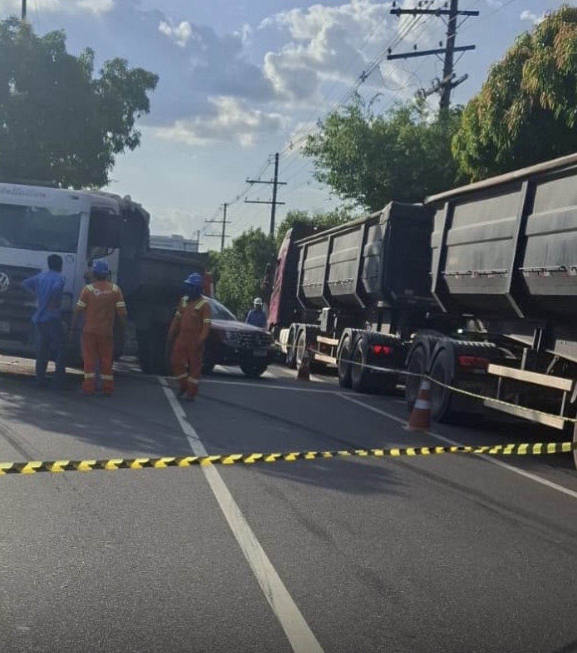 Caçamba colide com carro na Av. Coronel Teixeira e trava o trânsito nesta terça-feira