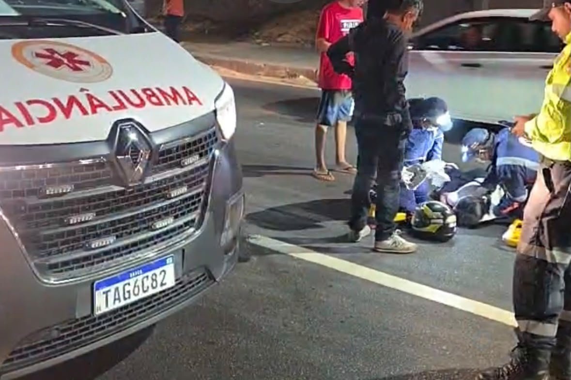 Mulher fica ferida após moto derrapar em óleo na Avenida das Torres