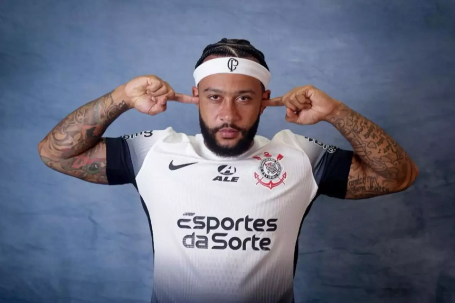 Corinthians aprova renovação de Memphis Depay com redução de valores