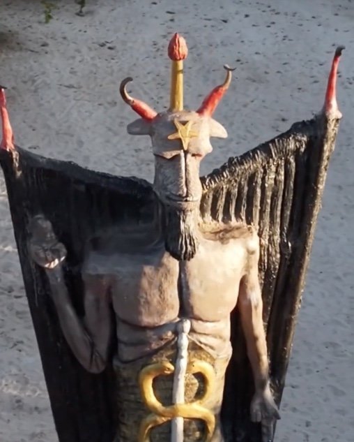 Estátua de 11 metros do Diabo é inaugurada em praia no Ceará