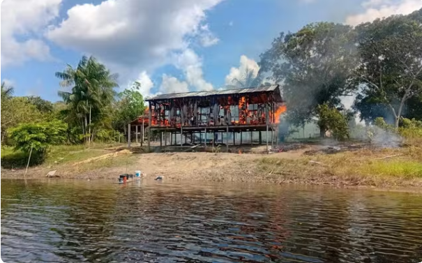 Homem tem pés queimados e quebrados ao tentar escapar de incêndio no Amazonas