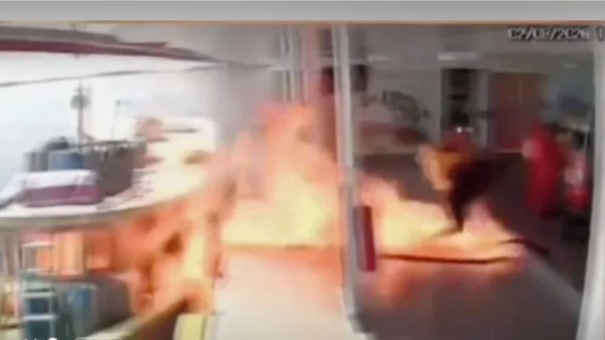 Barco explode durante abastecimento e é destruído por incêndio em Barcelos