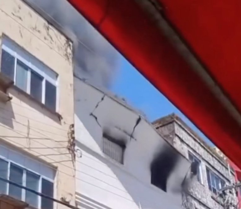 Estrutura de prédio desaba durante incêndio em loja de Manaus