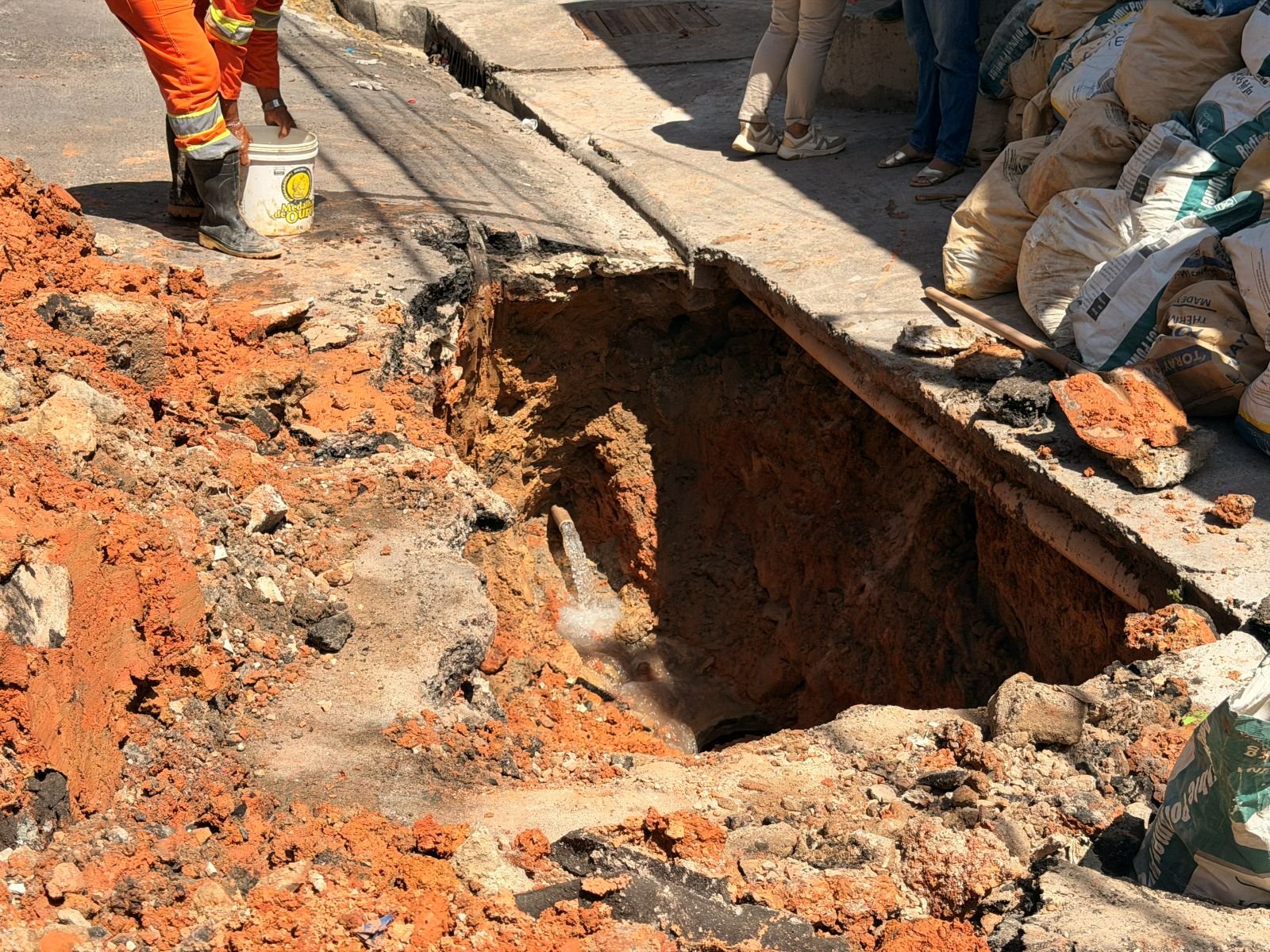 Vazamento em tubulação de água causa cratera e afundamento de via no bairro Petrópolis