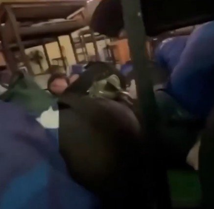 Aluno de 14 anos mata avós e realiza massacre com mortos e feridos em escola na Tailândia