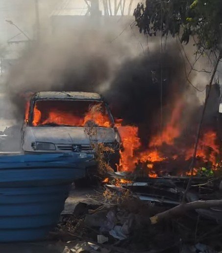 Incêndio em terreno baldio avança e destrói carro estacionado em rua de Flores