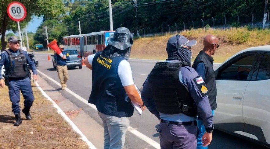 TRE-AM flagra carros de aplicativo com propaganda eleitoral irregular durante blitz em Manaus