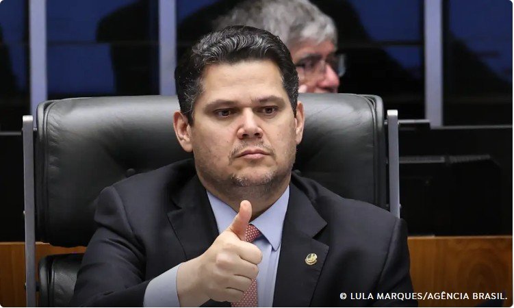 Alcolumbre despacha PEC do fim da escala 6x1 para a CCJ do Senado após acordo