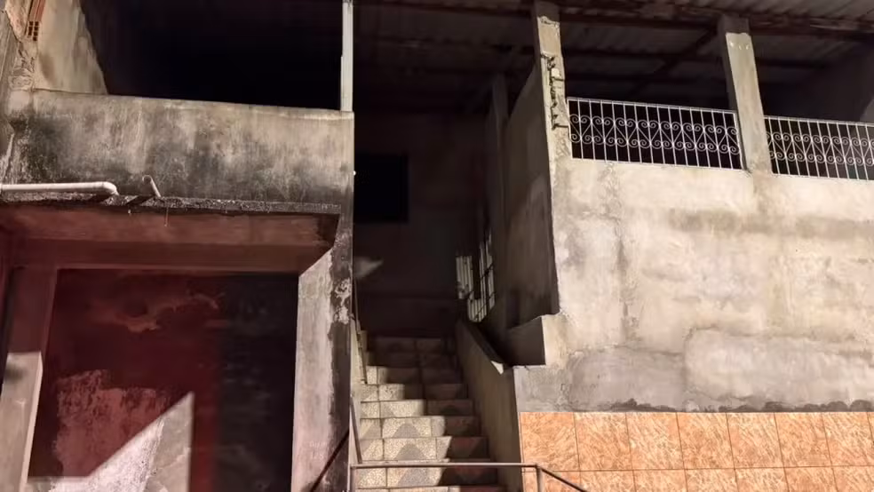 Homem é encontrado morto com tiro na cabeça em casa abandonada em Manaus