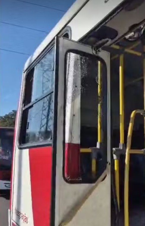 Polícia prende dupla que apedrejou ônibus em Manaus; passageira ficou ferida