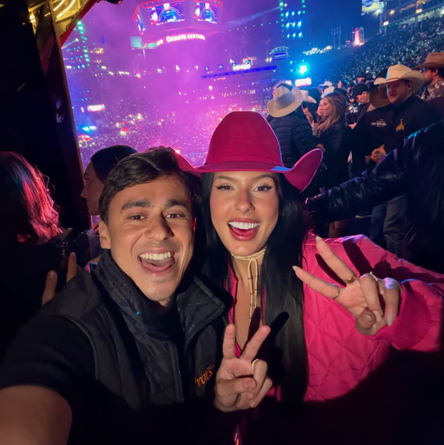 Ana Castela posa com Nikolas Ferreira em Barretos e faz o "22"