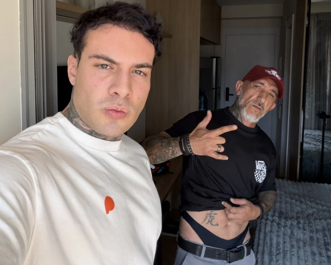 De calcinha, Cristian Cravinhos anuncia conteúdo adulto com ator
