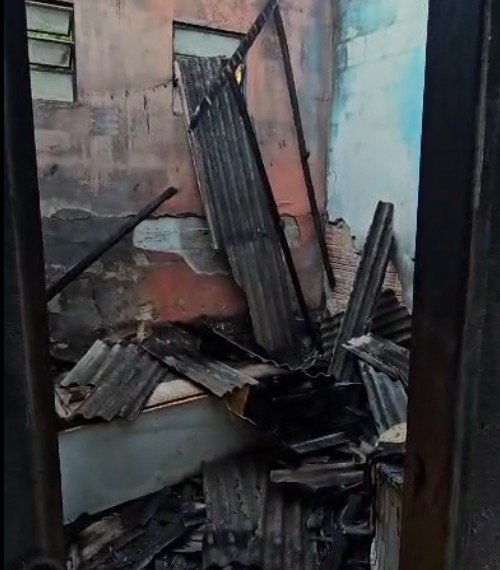 Perda total: Incêndio atinge residência com grávida e crianças no Cidade de Deus