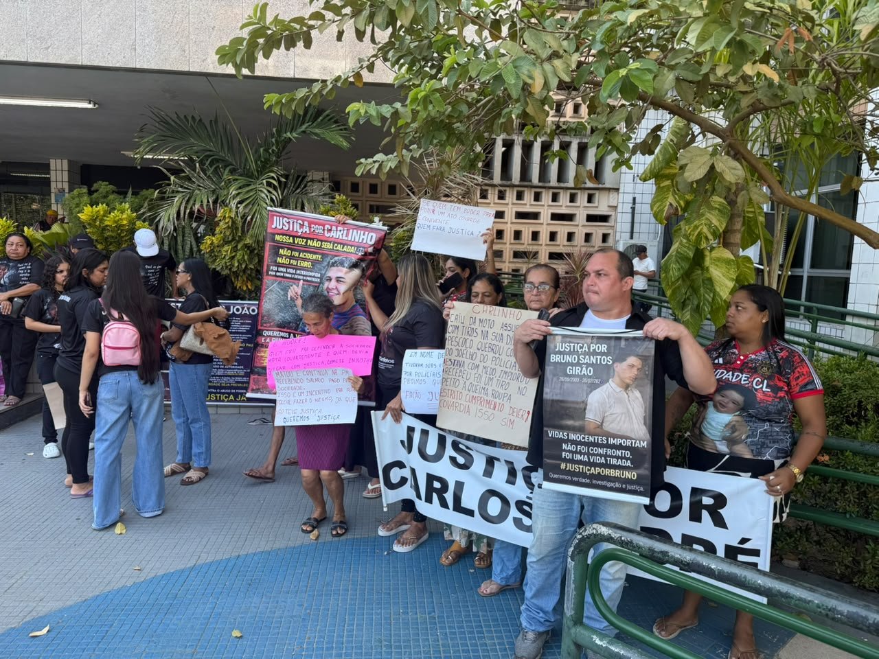 Familiares de vítimas protestam contra mortes em abordagens policiais em Manaus