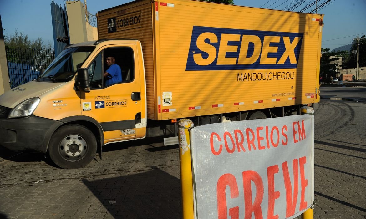 Funcionários dos Correios debatem greve nacional para setembro