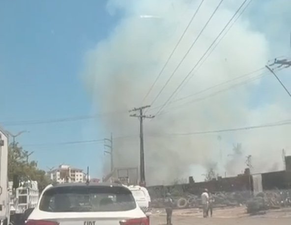 Fogo em terreno próximo a posto de combustíveis assusta moradores na Avenida Cosme Ferreira