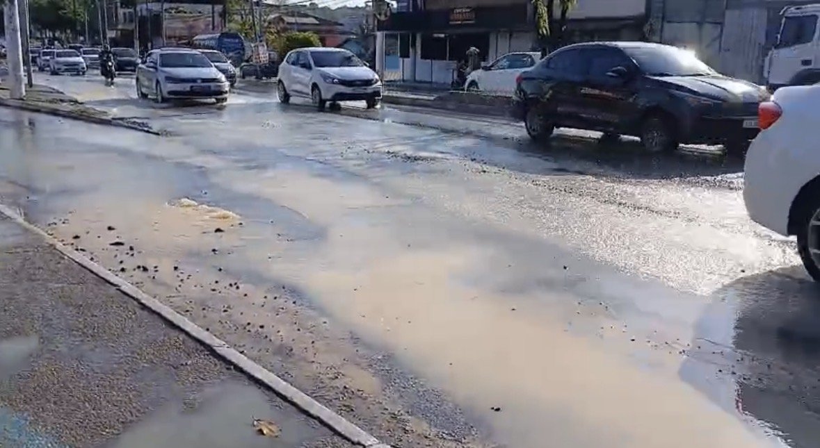 Tubulação da Águas de Manaus rompe e av. Rodrigo Otávio vira rio de lama