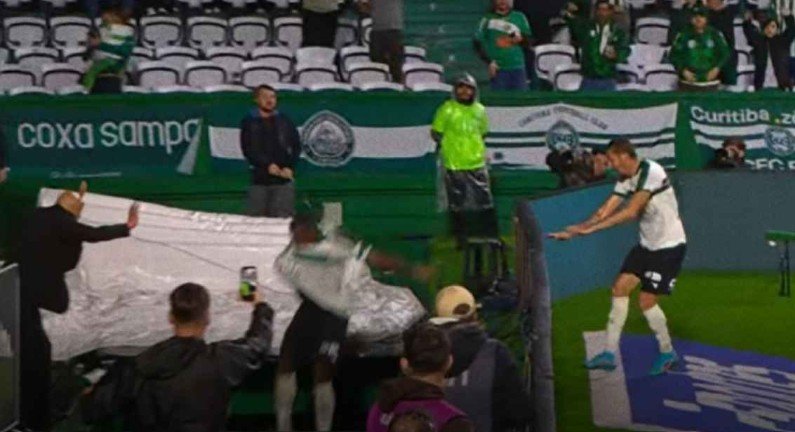 Jogador brasileiro despenca em buraco durante comemoração de gol; vídeo