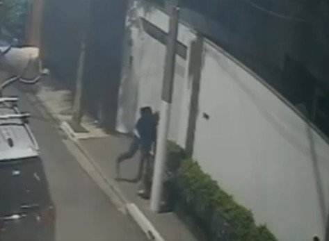 Vídeo registra empresário desferindo soco na esposa na calçada de casa em SP