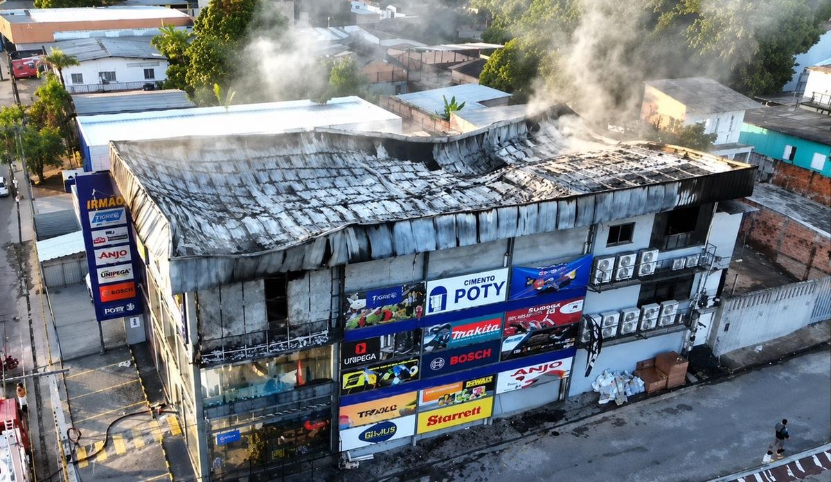 Operação de cinco horas controla incêndio que destruiu loja de materiais de construção em Manaus
