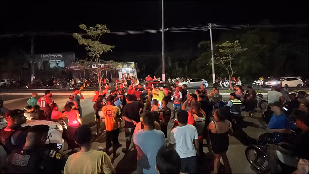 Após apagão, moradores fazem protesto na frente de concessionária de energia em Manacapuru