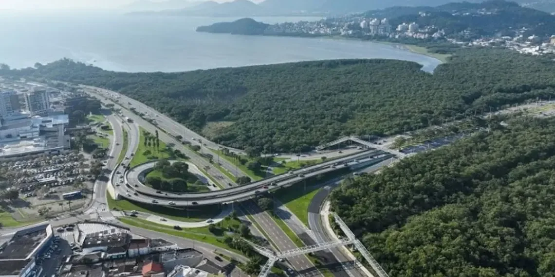 Rua da Trindade tem trecho fechado para virar canteiro de obras do novo elevado do CIC
