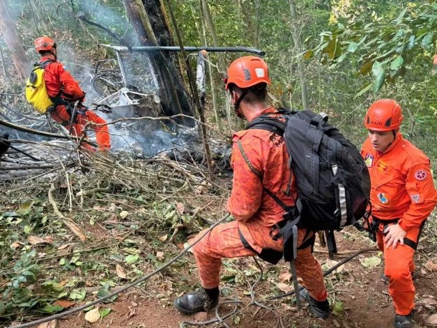 Helicóptero cai em área de mata no Rio e quatro pessoas morrem