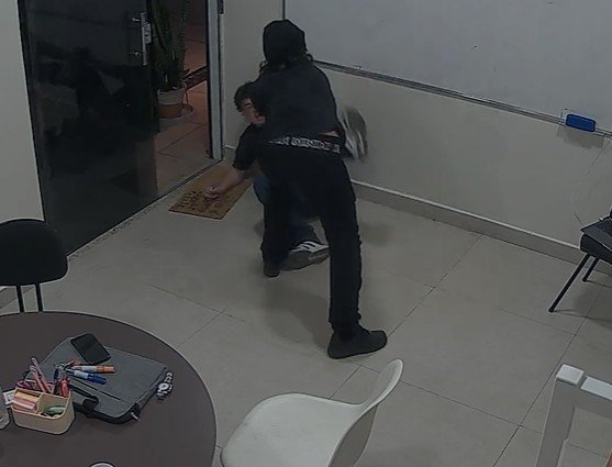 Advogada revela detalhes do ataque de adolescente contra professor: 'Pai não prestou socorro'