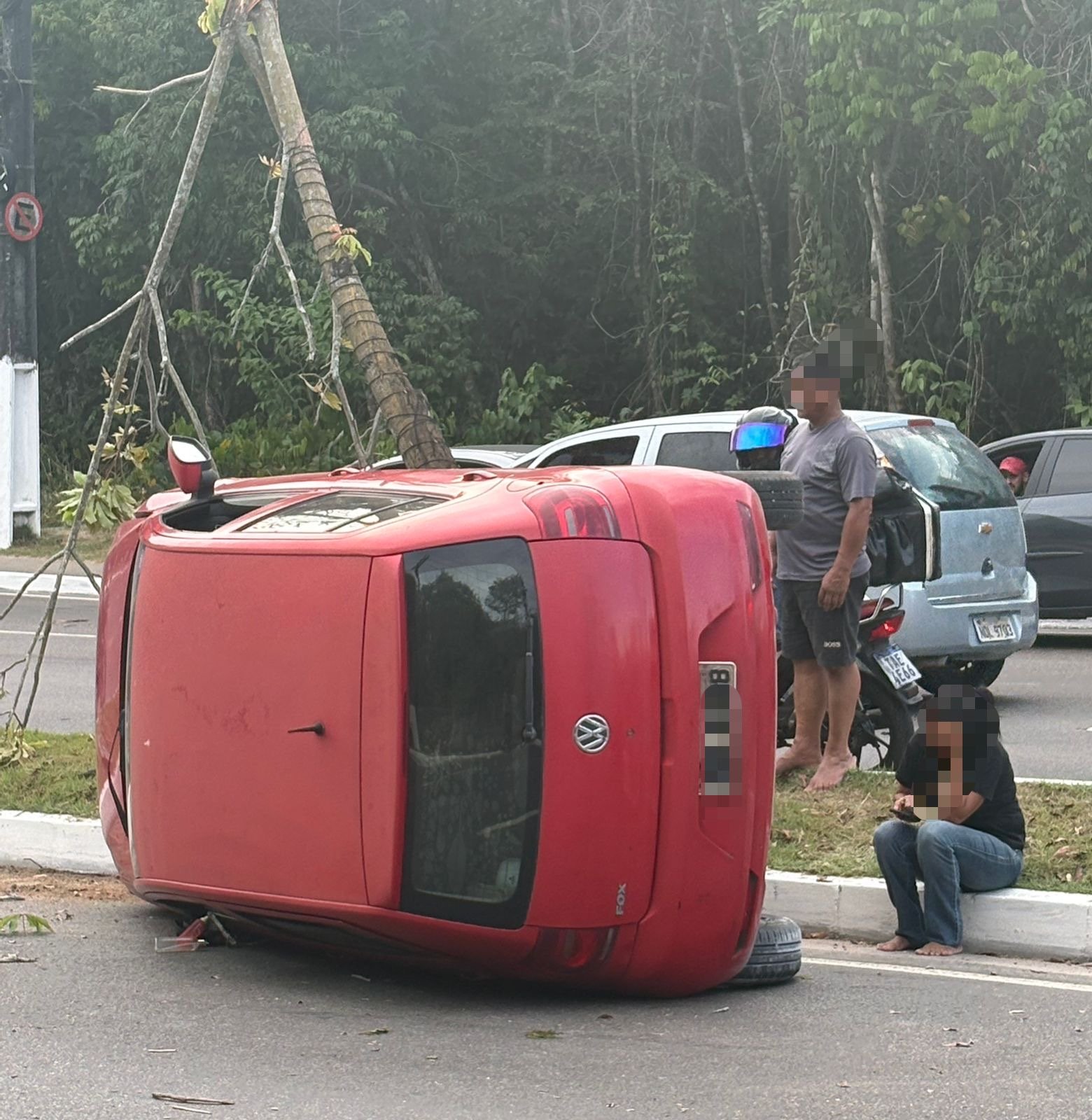 Carro capota na Avenida do Turismo após colidir com árvore