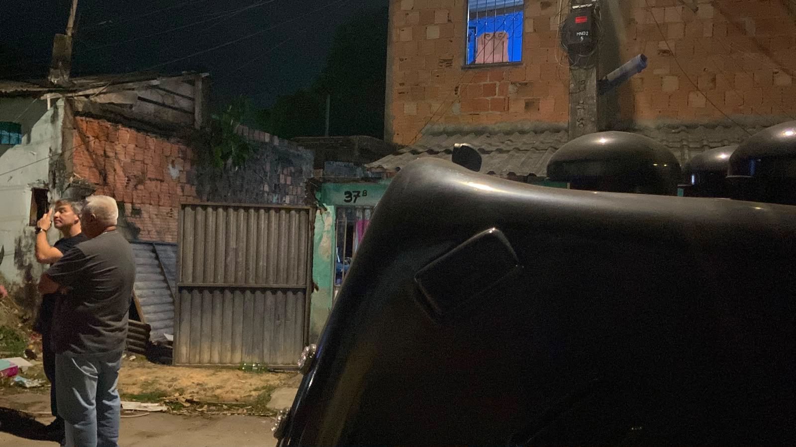 Criminosos invadem casa, atiram em homem e o jogam do 2º andar em Manaus
