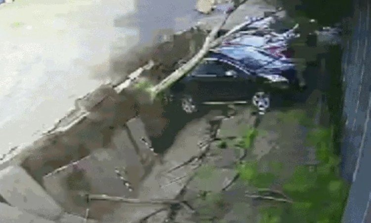 Calçada desaba e ‘engole’ três carros em Porto Alegre; veja vídeo